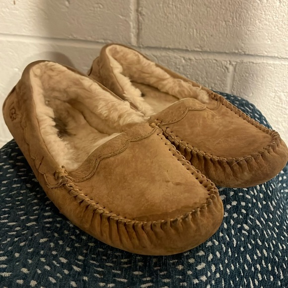 UGG Shoes - Ugg scalloped slippers